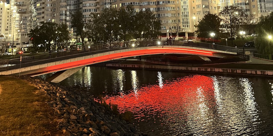 The red bridge over the Svislach at night, Minsk